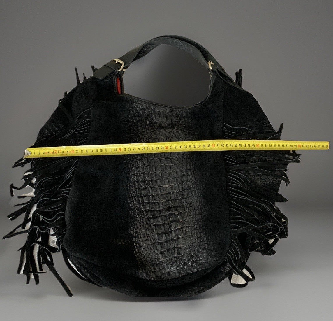 Detailaufnahme der Breitenmessung der Tasche.