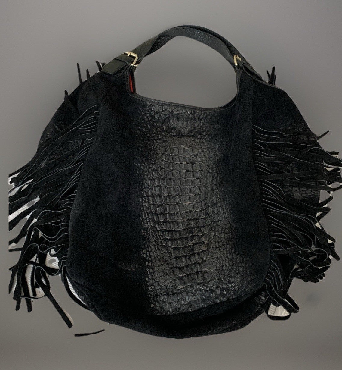 Schwarze Massimo Conti Hobo-Bag mit Kroko-Design und Fransen, liegend Rückseite