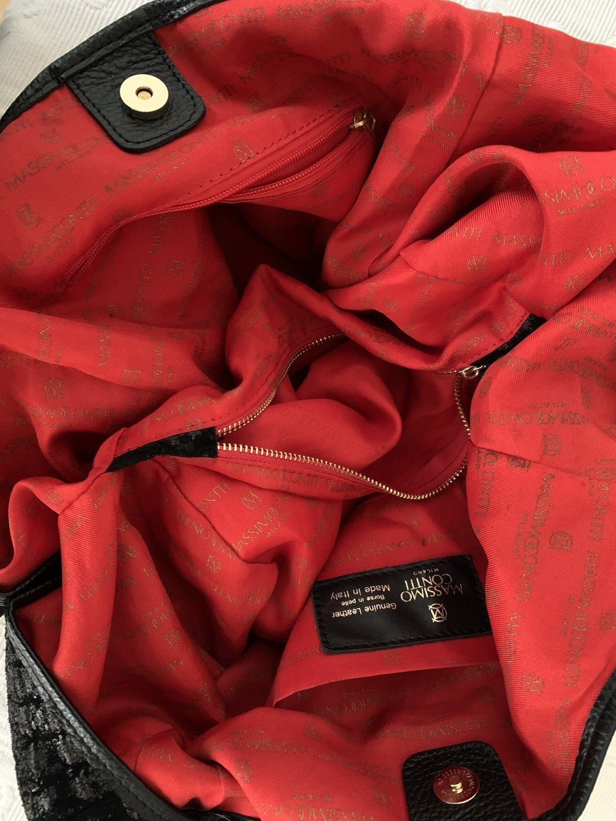 Gesamtansicht des leuchtend roten Innenfutters der Tasche.