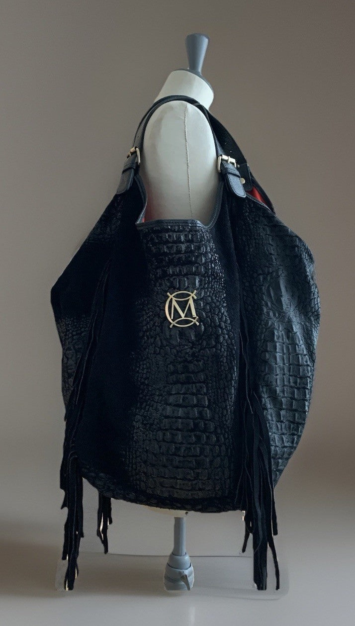 Massimo Conti City Bag Schultertasche, schwarzes Krokoprägungs-Leder mit langen Fransen an den Seiten, goldfarbenes Logo. Auf Schneiderpuppe.