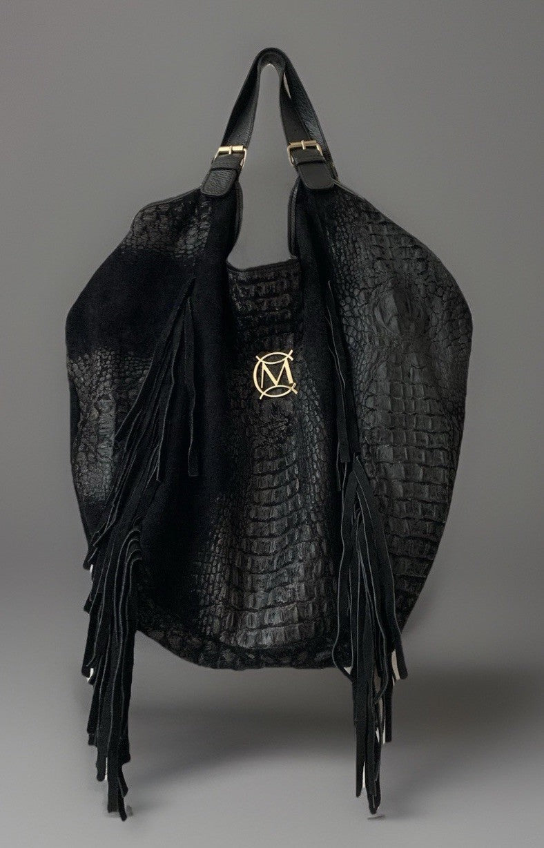 Frontale Aufnahme der großen schwarzen Ledertasche mit Struktur und Fransen.