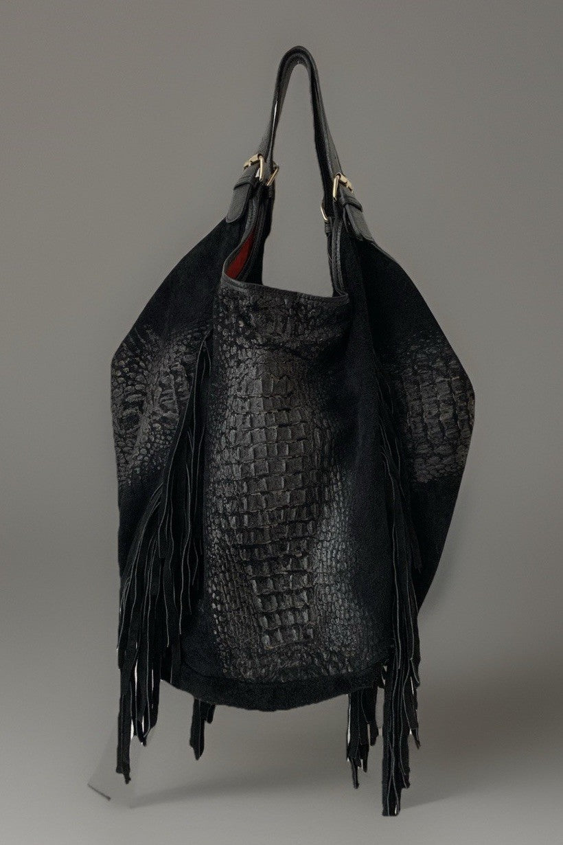 Rückansicht der schwarzen Massimo Conti Tasche mit Kroko-Struktur und Schulterriemen.