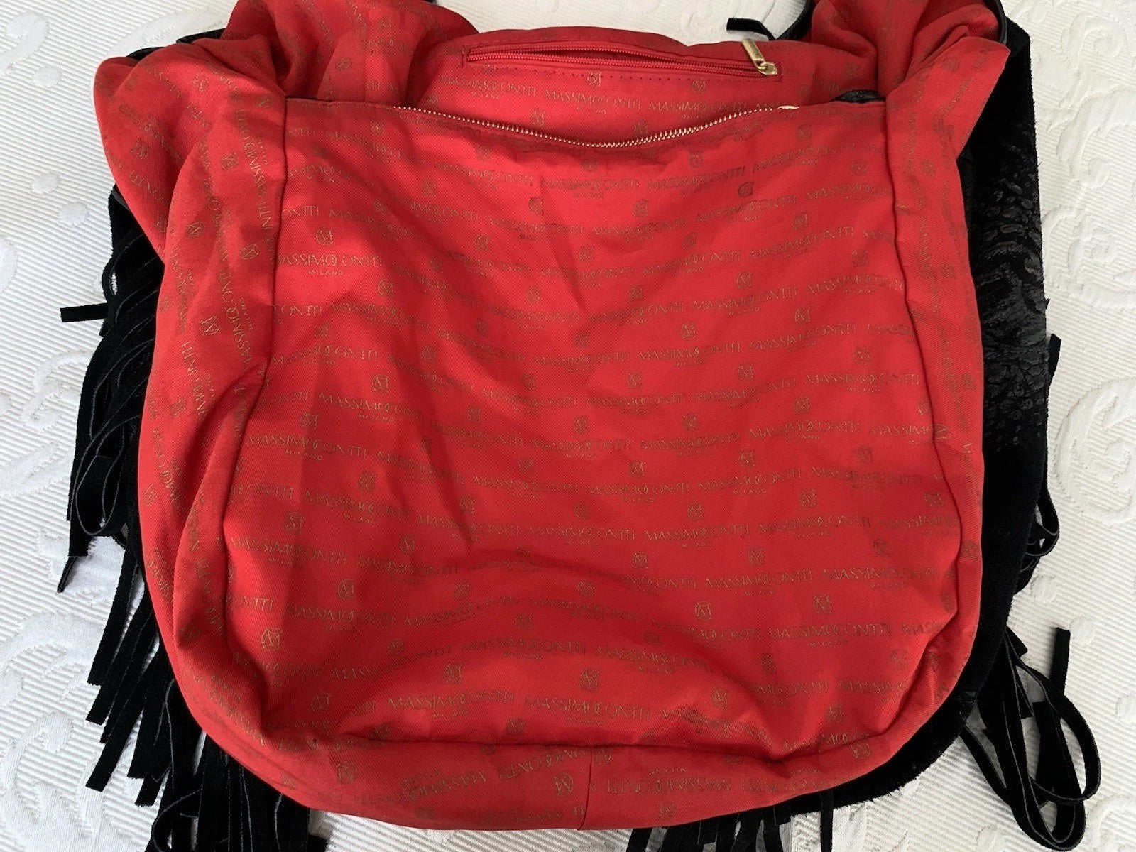 Ansicht des Innenraums mit rotem Futter und einer Innentasche