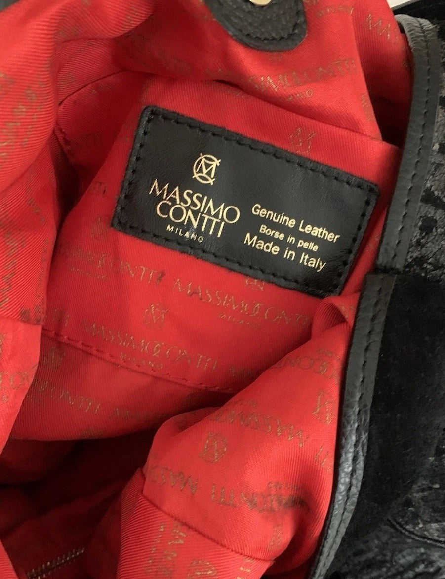 Ausschnitt aus dem roten Innenfuttermaterial.