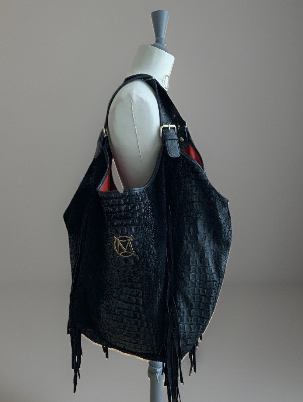 Ansicht der schwarzen Tasche auf der Puppe, aus einem leicht erhöhten Winkel.