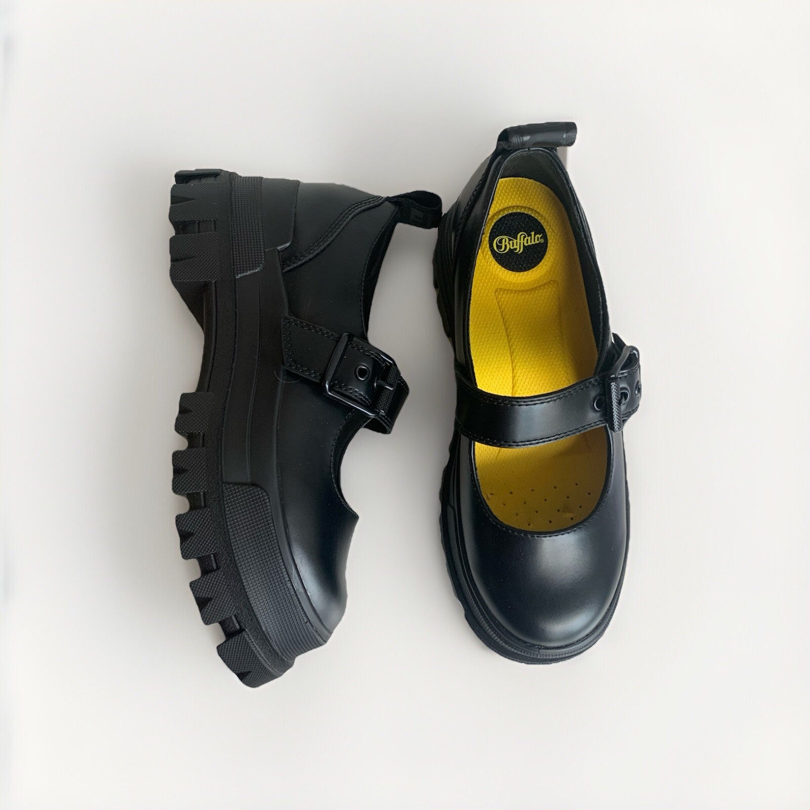 Detailansicht Sohle und gelbes Innenfutter der Buffalo Aspha Sandale