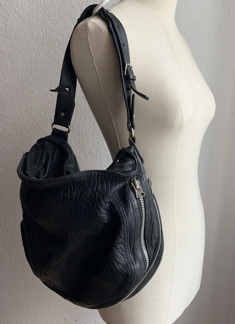 Schwarze Damen Ledertasche – am Model Seitenansicht