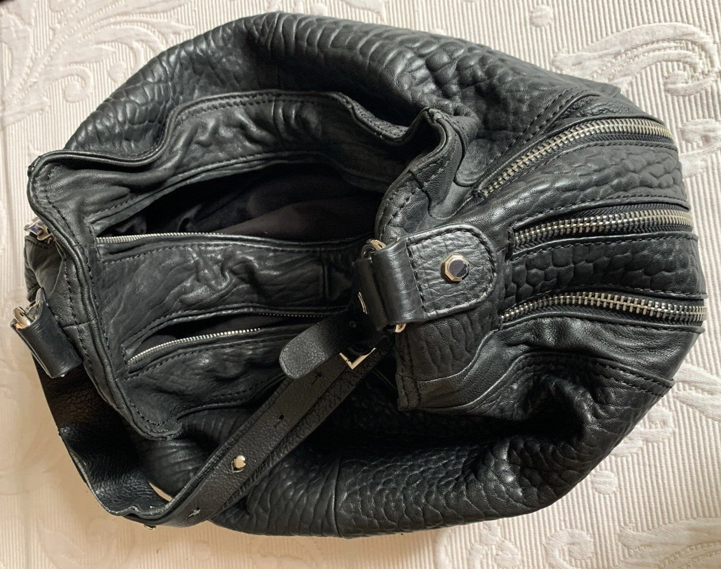 Schwarze Leder Shopper Tasche – Ansicht oben geöffnet