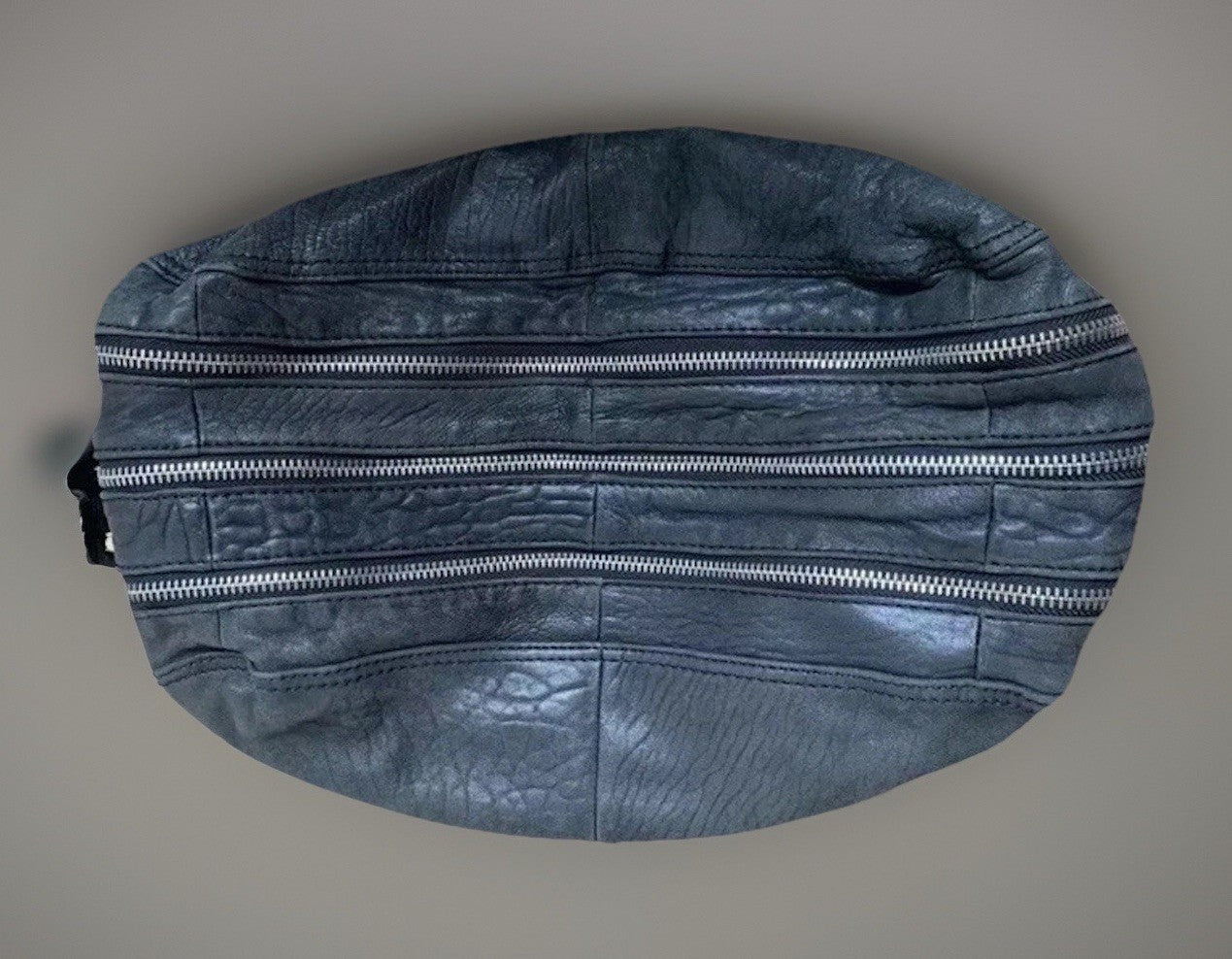 Schwarze Leder Shopper Tasche – Unterseite mit Reißverschluss