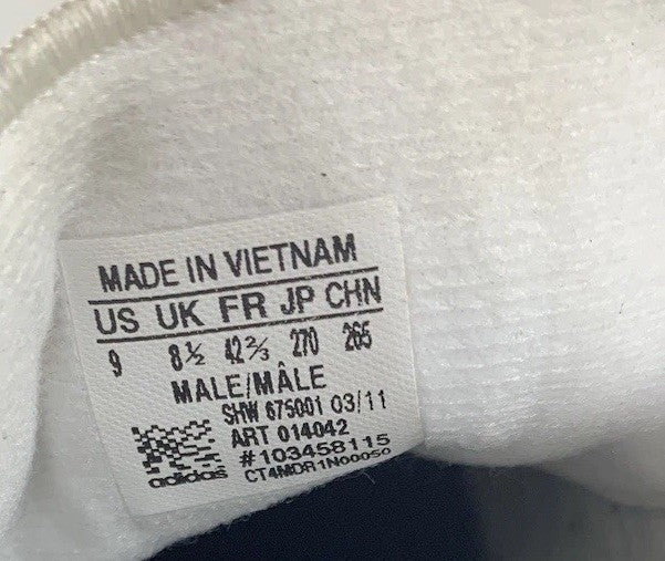 Größenetikett des adidas Spezial HB Sneakers, Made in Vietnam, Größe 42⅔.