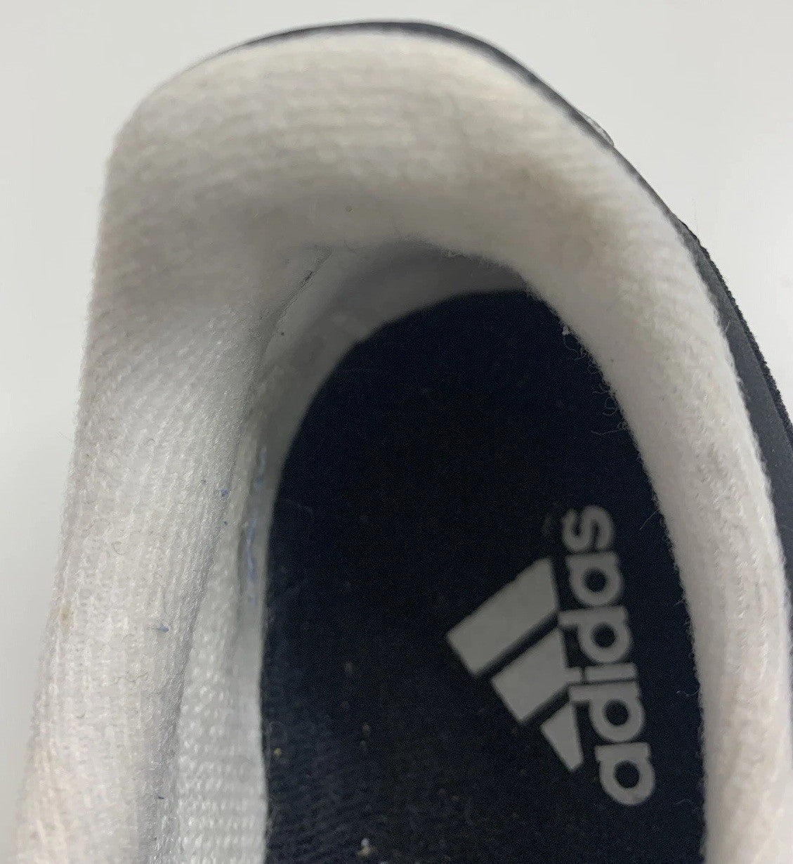 Detail des Innenfutters und adidas Logos der Spezial HB Sneaker.