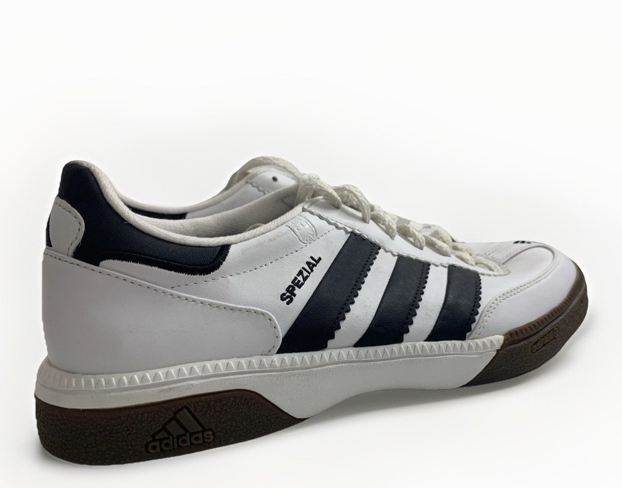 Lateralansicht der adidas Spezial HB Sneaker in Weiß und Navy.