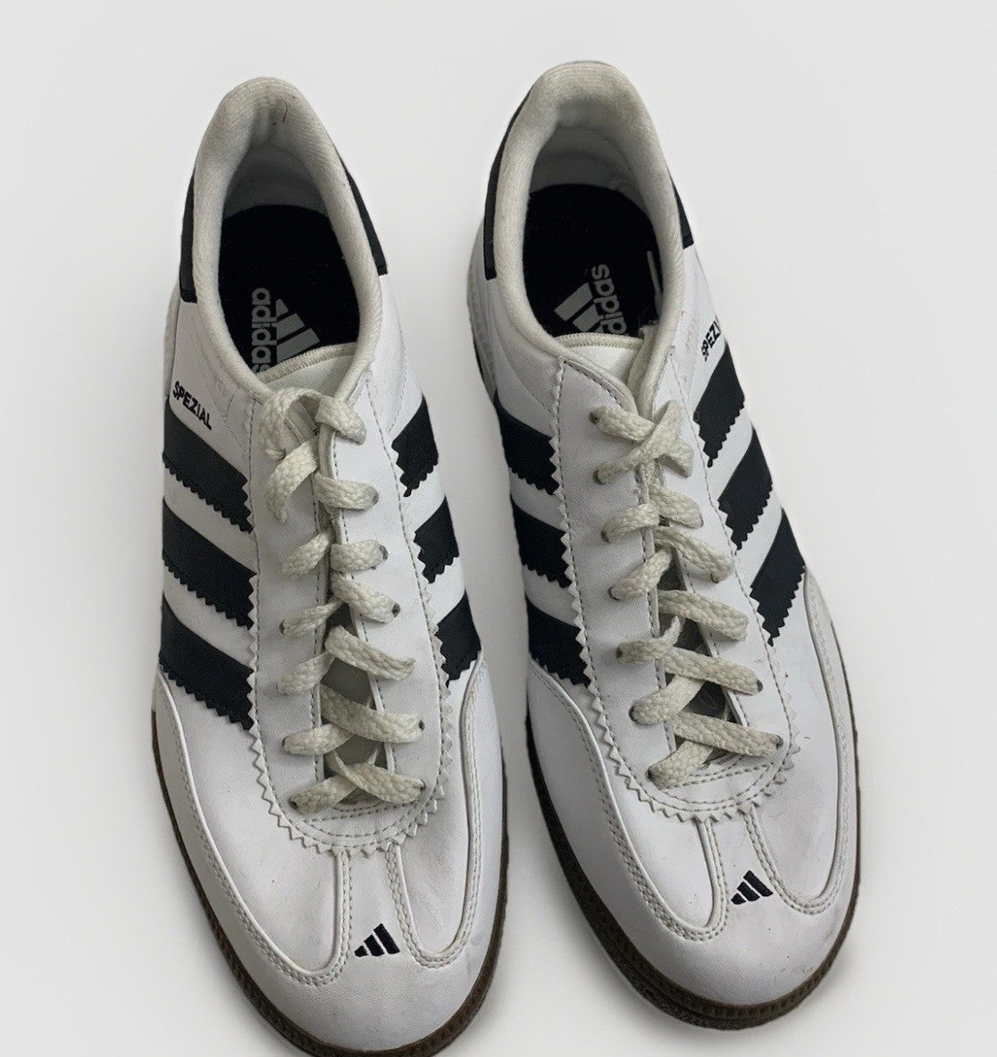 Detailaufnahme der Toebox der adidas Spezial HB Sneaker mit navy Streifen.