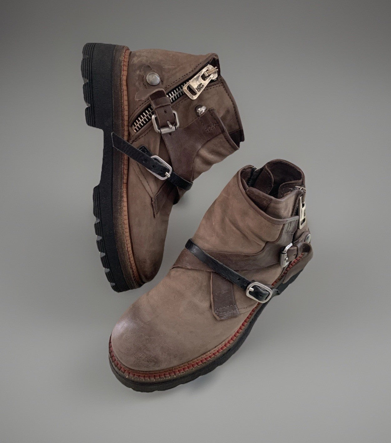 Seitenansicht der braunen A.S.98 Leder-Boots mit robuster Verarbeitung