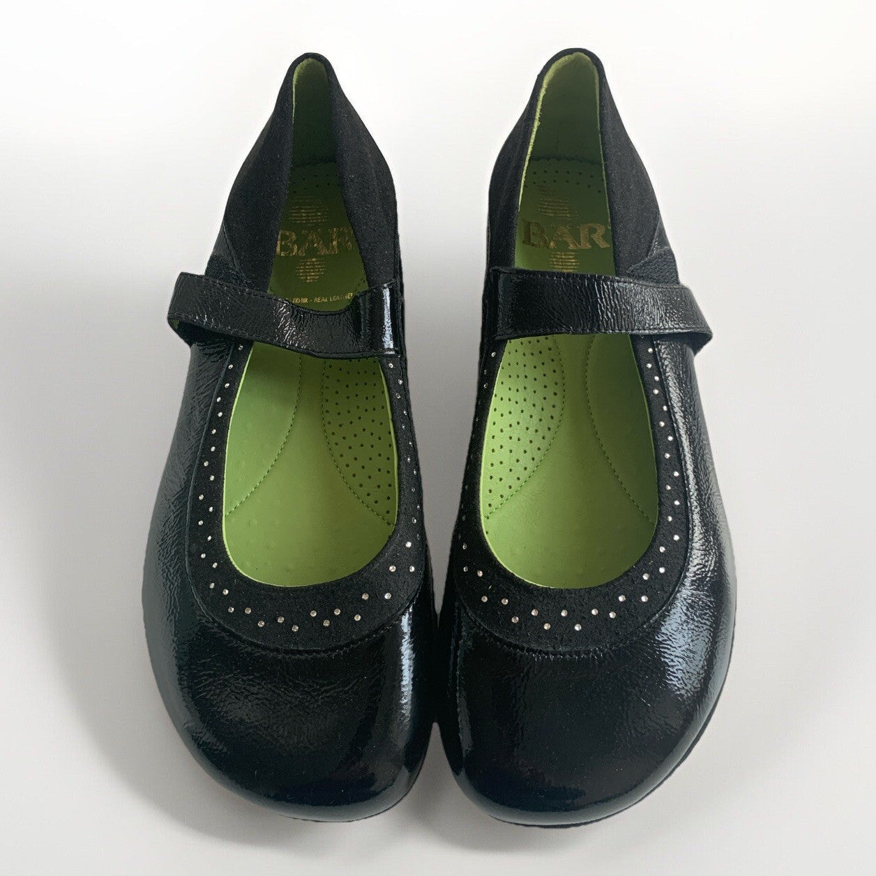 Draufsicht der BÄR Riemchen-Ballerinas in schwarzem Leder mit Wildlederdetail.