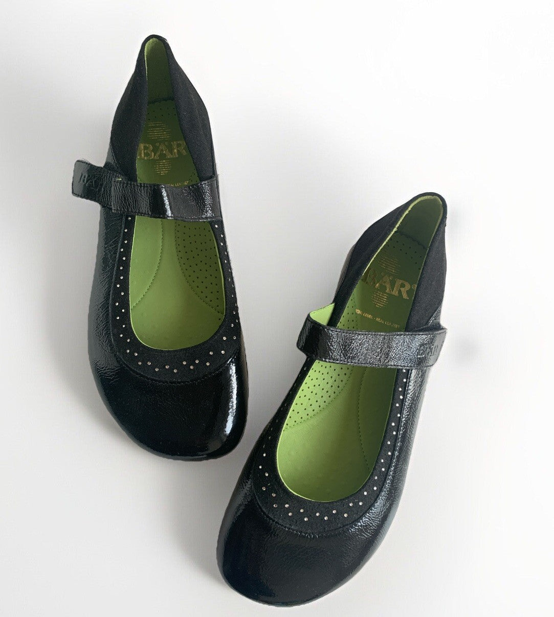 Draufsichtder BÄR Riemchen-Ballerinas in schwarzem Leder mit Wildlederdetail.