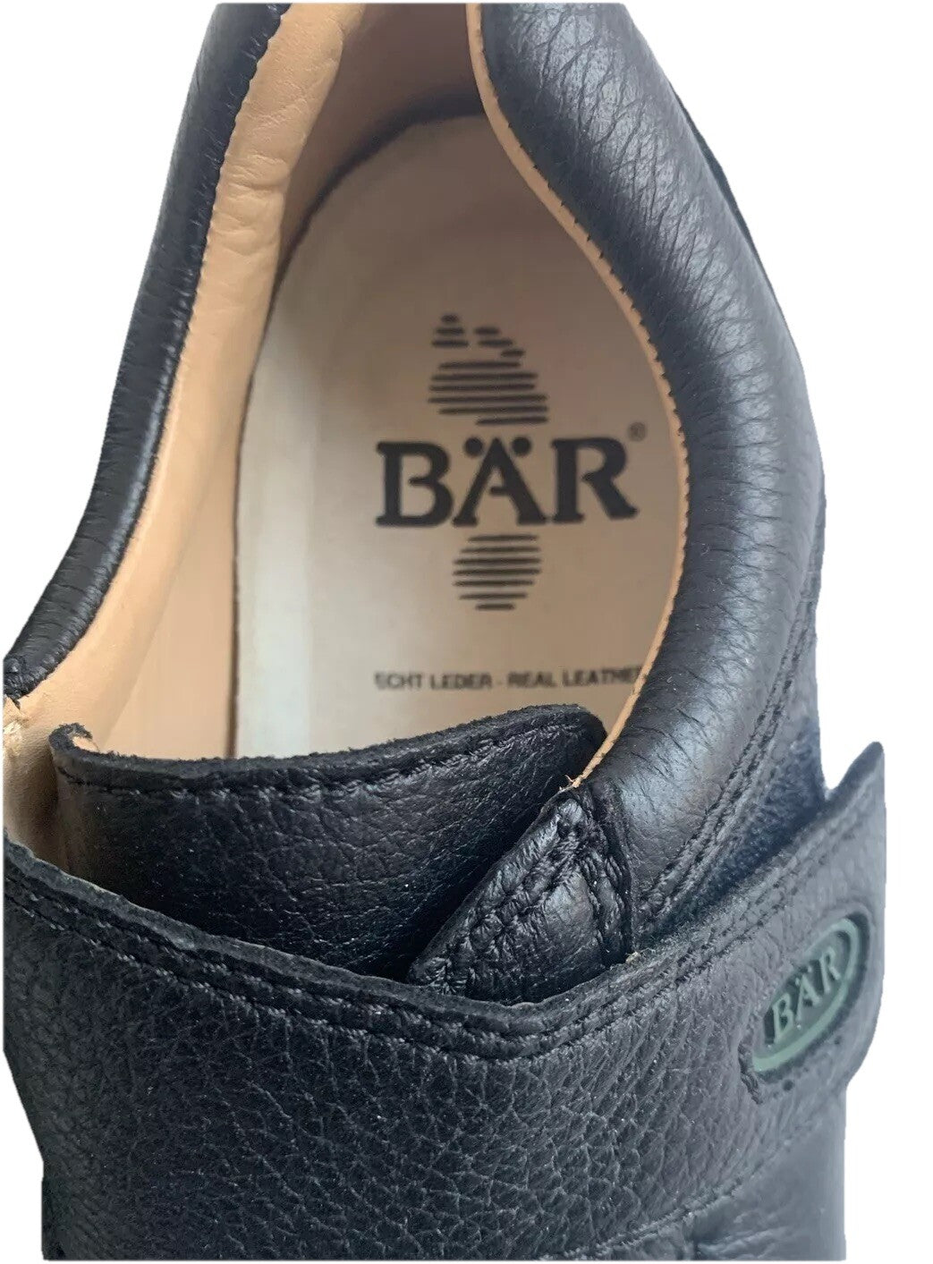 Detailaufnahme des BÄR Markenlogos auf der Innensohle