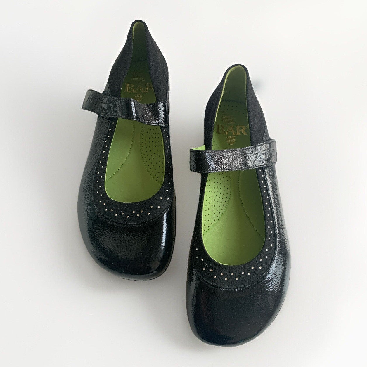 Detailaufnahme des Riemchens und des Wildleder-Elements der BÄR Ballerinas