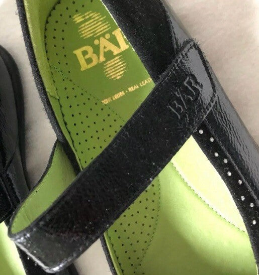 Detailaufnahme des Riemchens und des Wildleder-Elements der BÄR Ballerinas