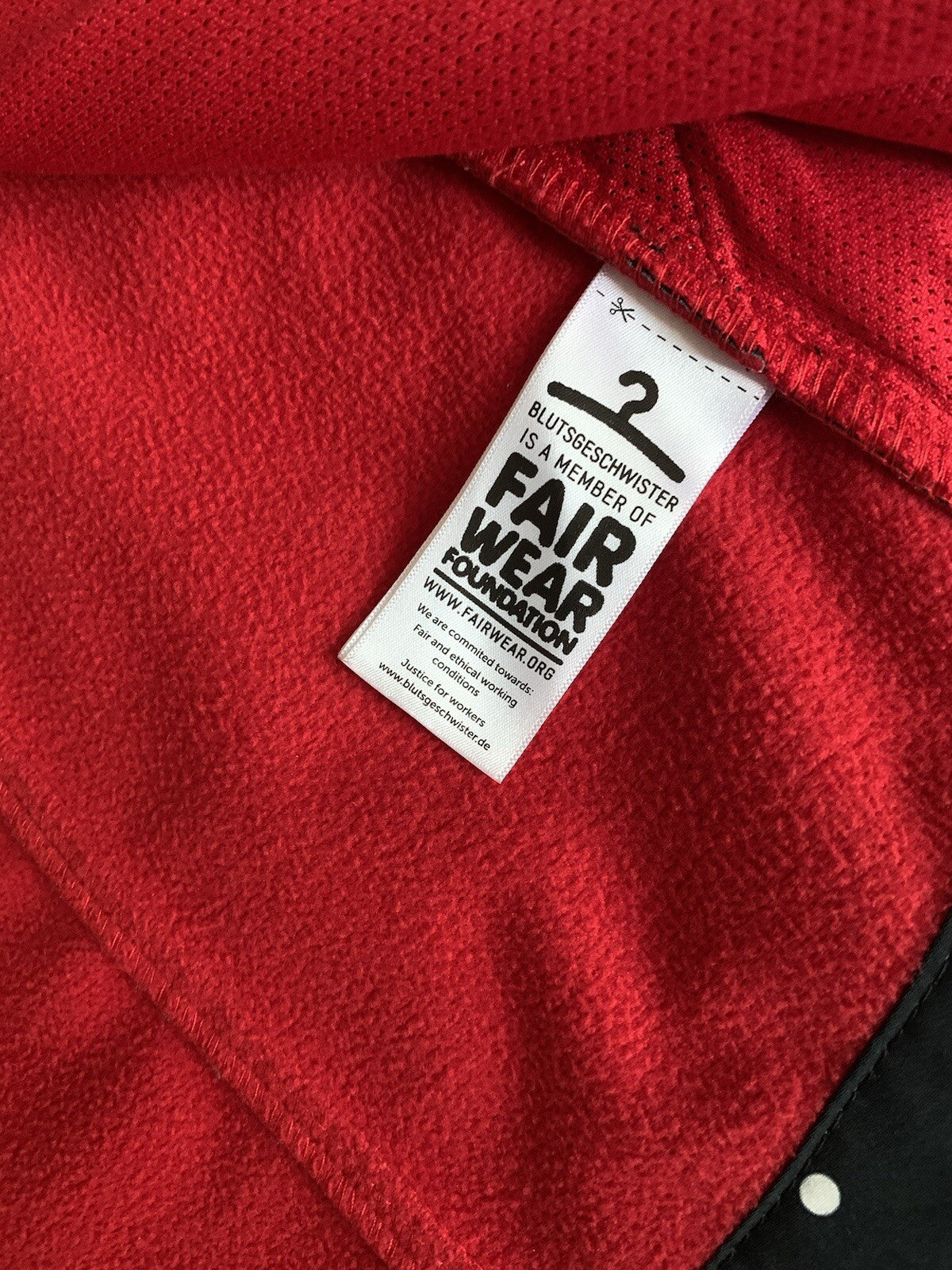 blutsgeschwister-mantel-xs-softshell-punkte-etikett