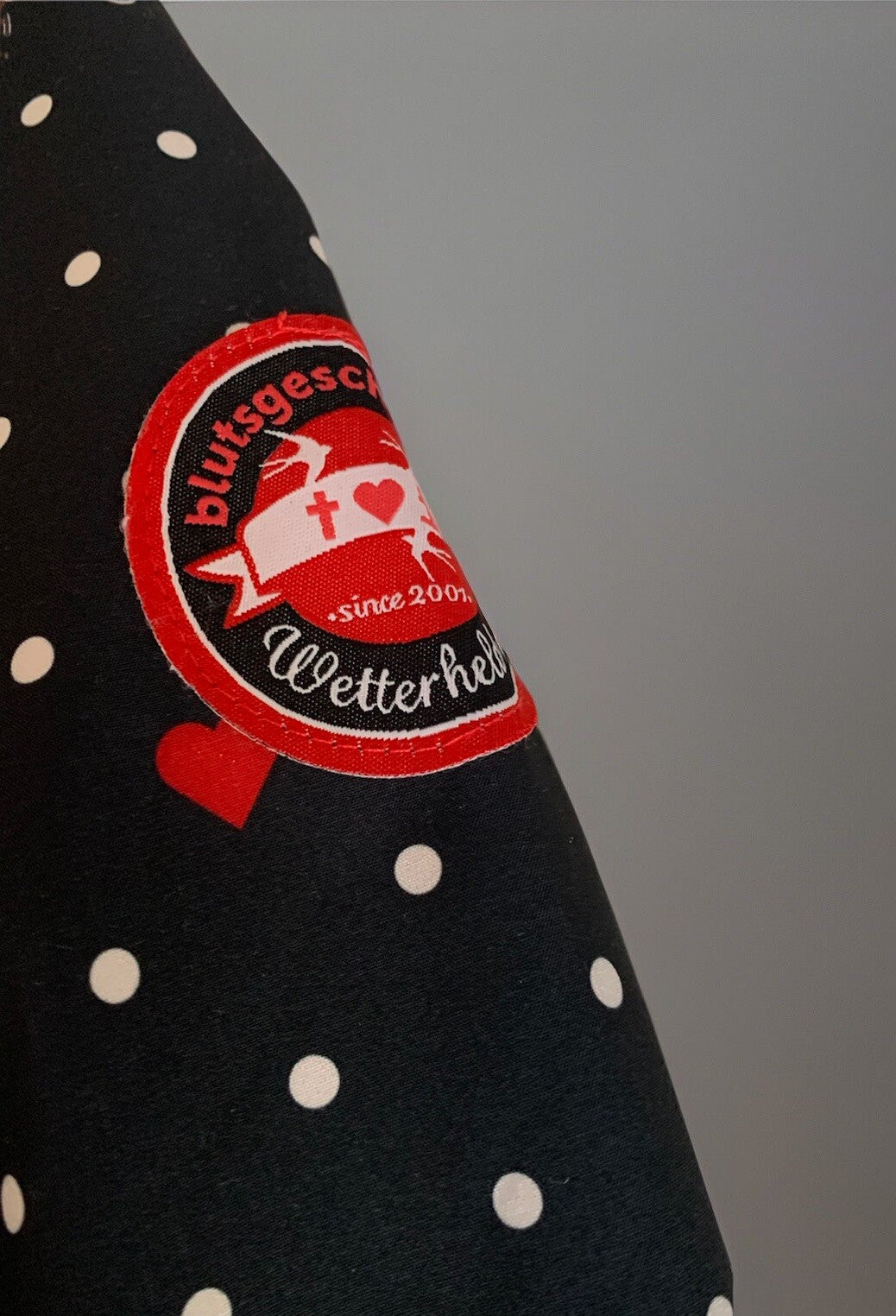 blutsgeschwister-mantel-xs-softshell-punkte-logo