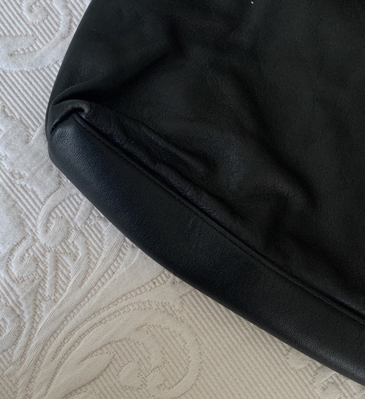 bree-handtasche-schwarz-leder-umhaengetasche-boden