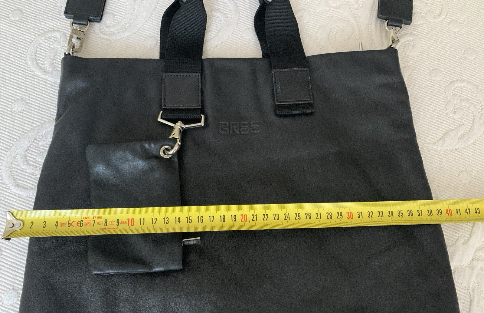 bree-handtasche-schwarz-leder-umhaengetasche-breite