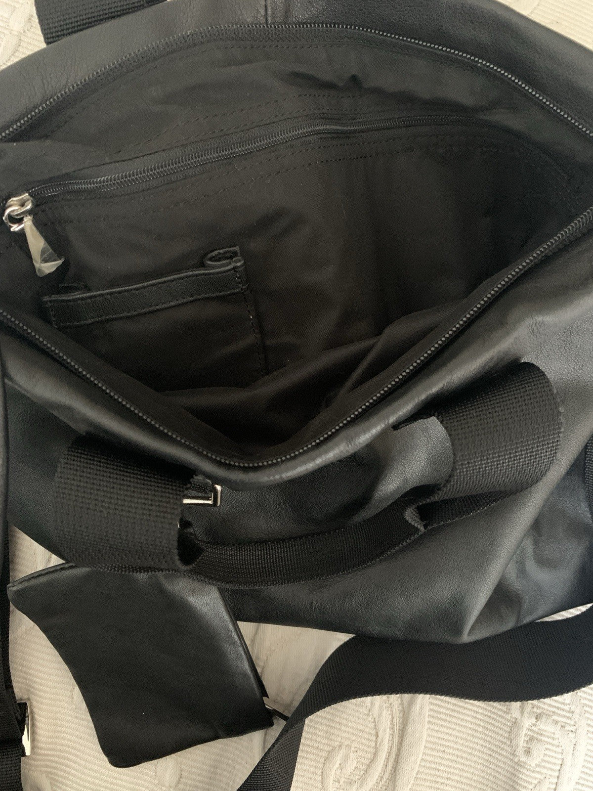 bree-handtasche-schwarz-leder-umhaengetasche-innen