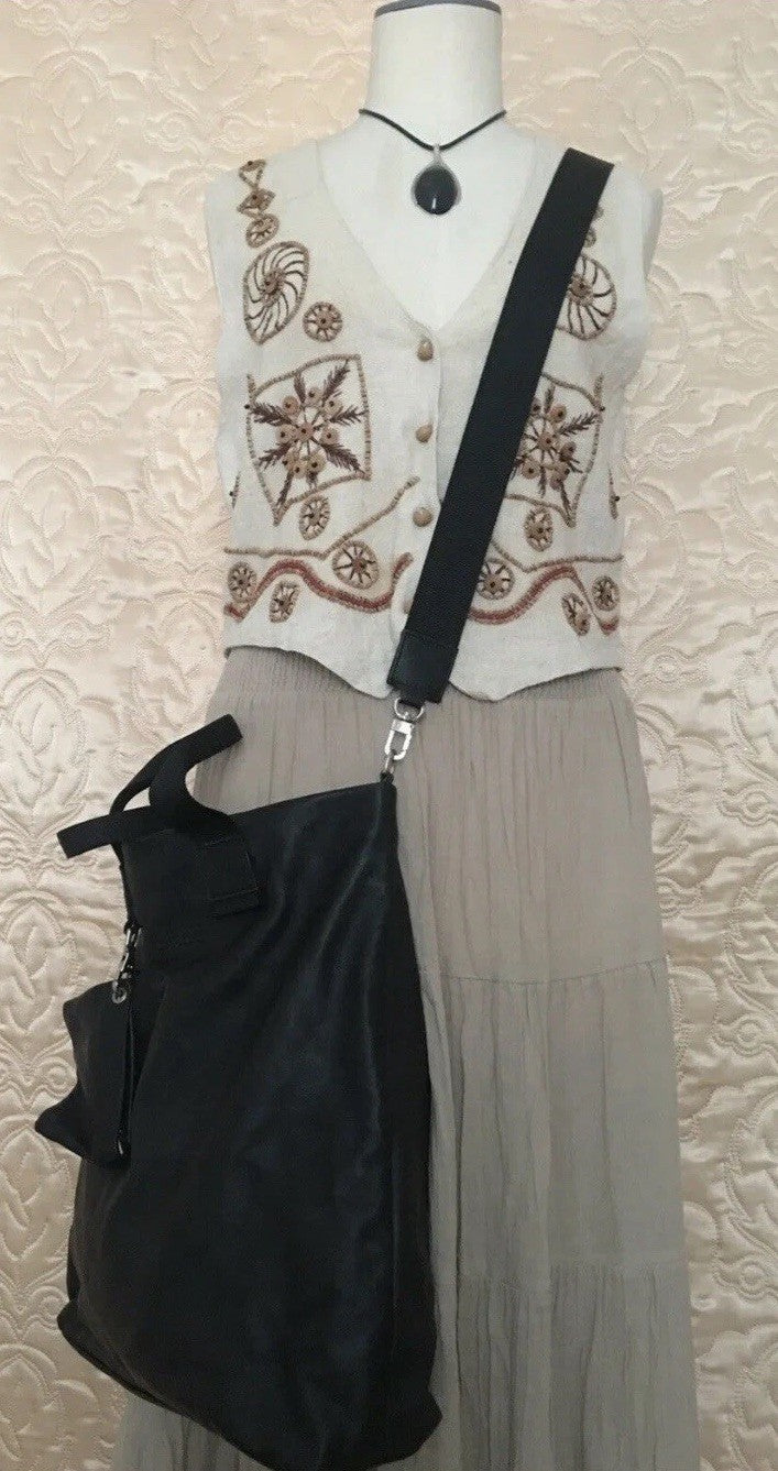 bree-handtasche-schwarz-leder-umhaengetasche-model