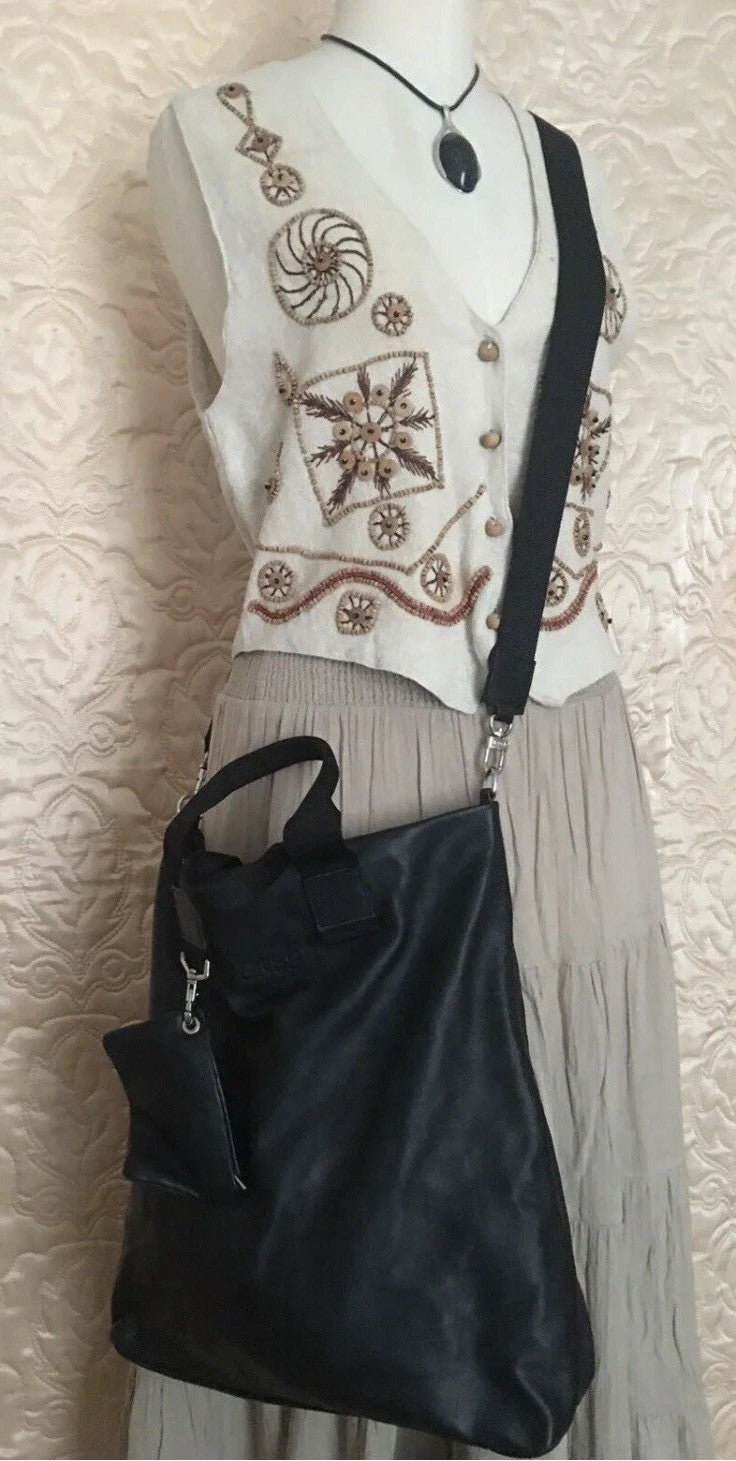 bree-handtasche-schwarz-leder-umhaengetasche-seite