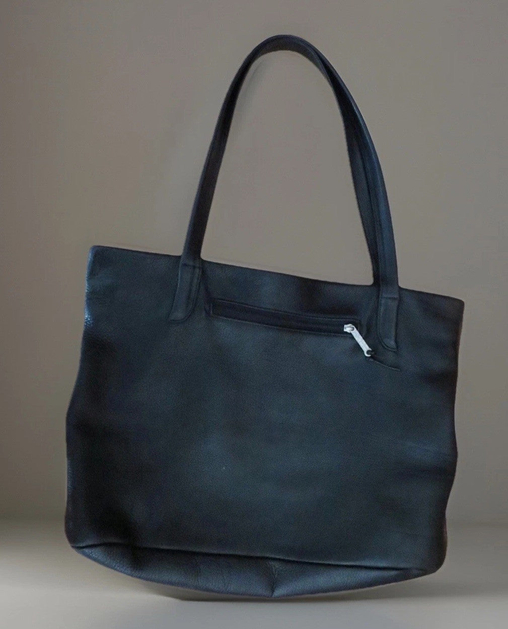 bree-ledertasche-schwarz-mit-reissverschluss