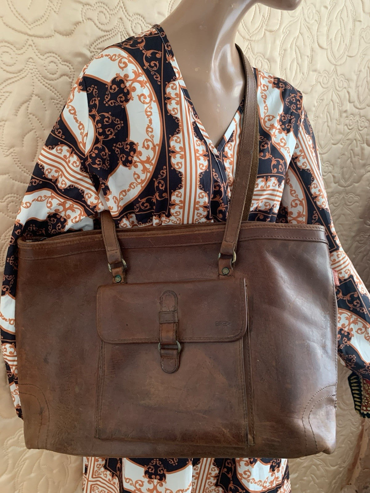 Bree Ledertasche wird an einem gemusterten Outfit getragen, große Tragetasche