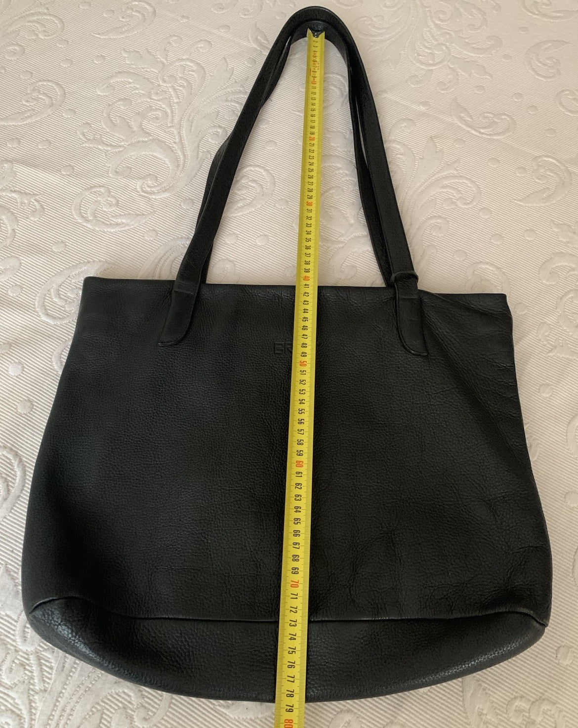 bree-tasche-schwarz-mit-massband-vorne