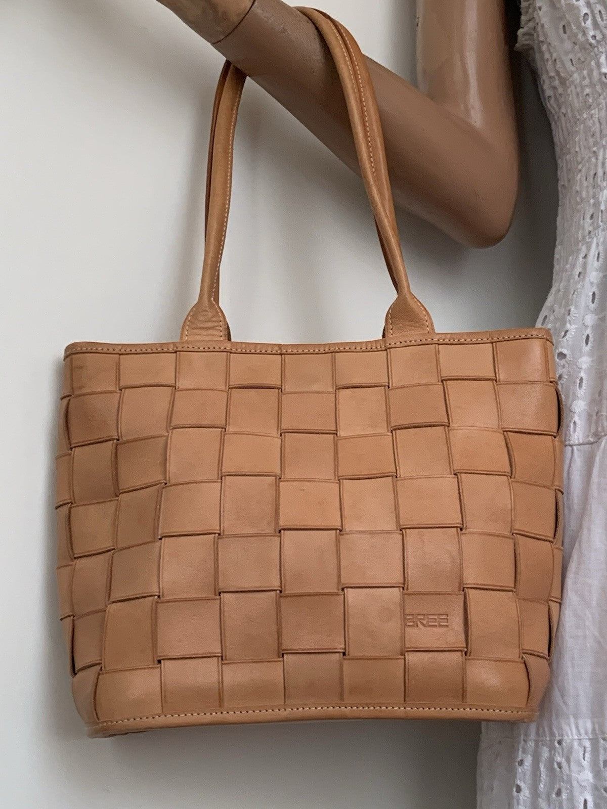 bree-vintage-ledertasche-schultertasche-getragen