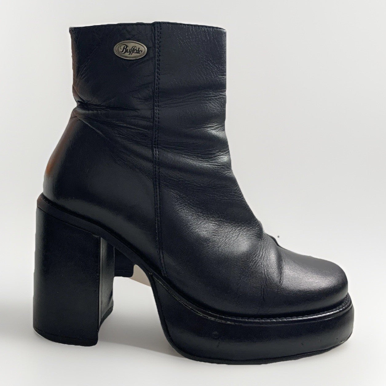 Rechter Schuh Seitenansicht der schwarzen Buffalo Plateau Boots