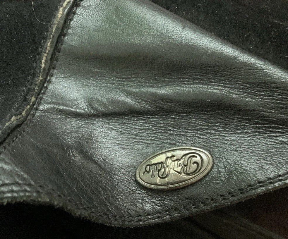 Buffalo London Logo-Emblem auf dem Leder der Pantoletten