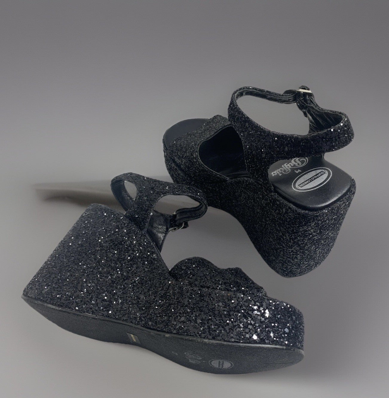 buffalo-london-plateau-sandaletten-glitzerstruktur-closeup