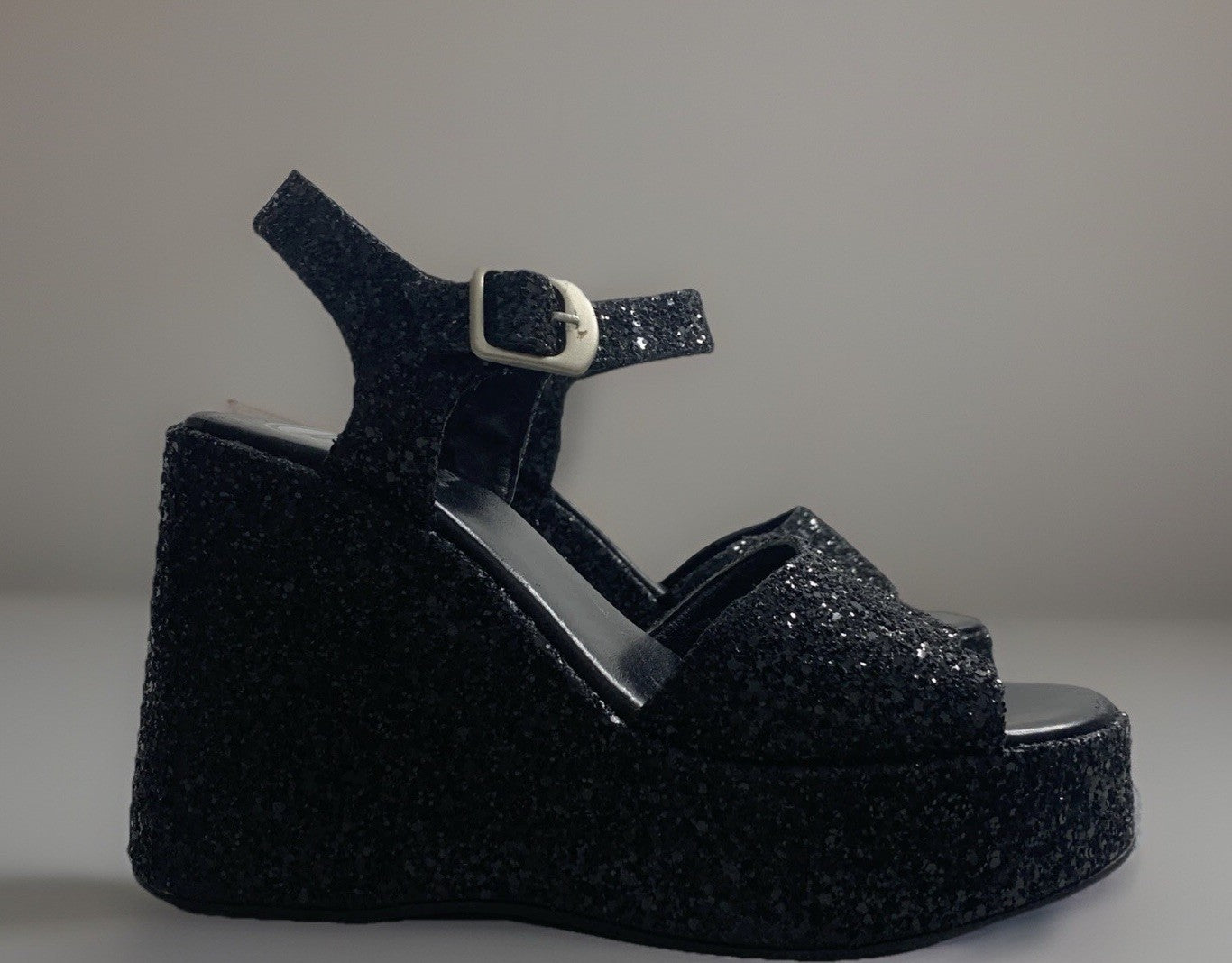 buffalo-london-plateau-sandaletten-riemchen-seitenansicht-rechts einzel