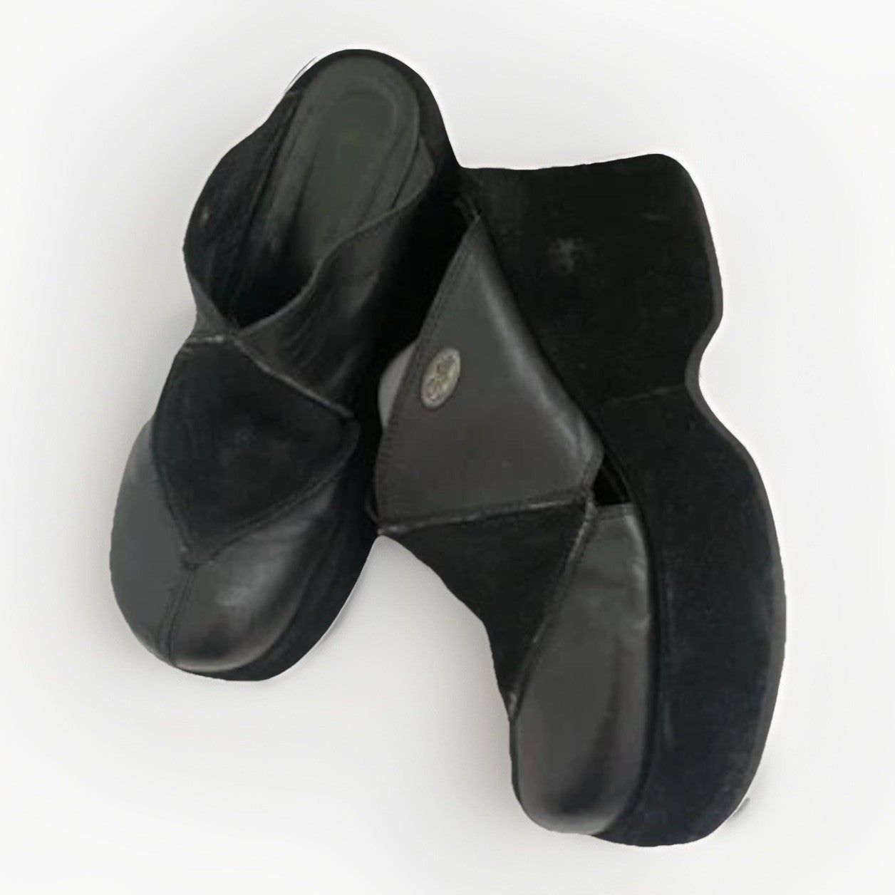 Schwarze Buffalo Pantoletten mit Plateau aus Leder – seitliche Ansicht Absatz und Plateau