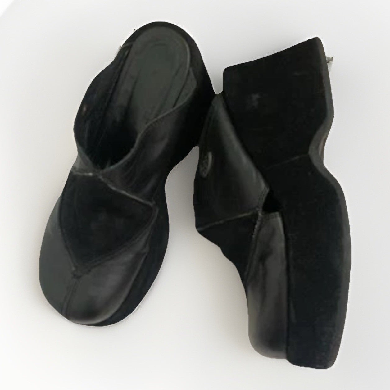 Schwarze Buffalo Pantoletten mit Plateau aus Leder Seitenansicht ein Shuh