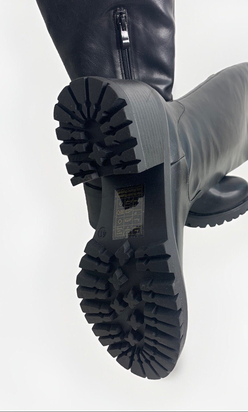 Profilsohle der schwarzen Buffalo Plateau-Stiefel