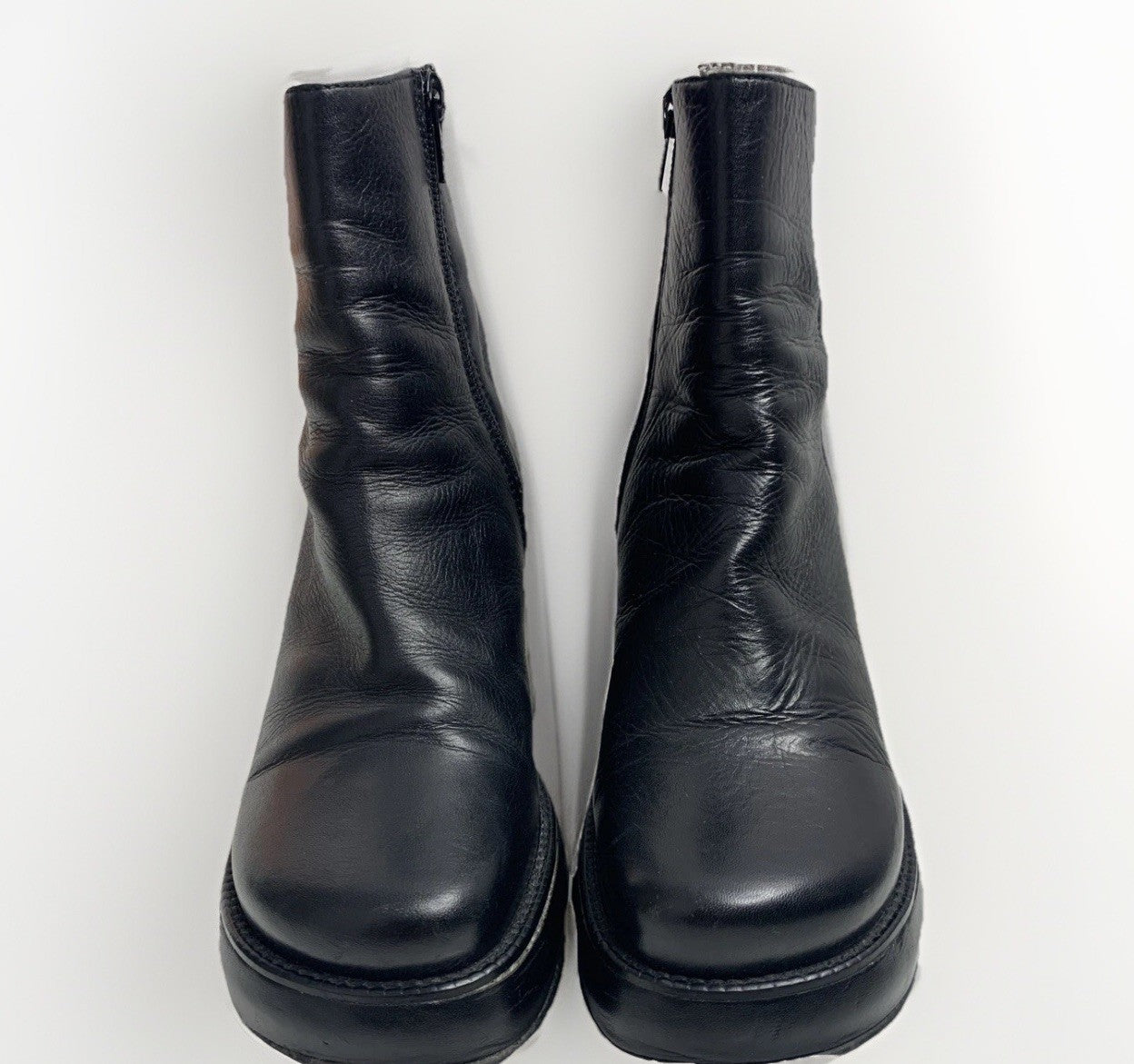 Buffalo Vintage Plateau Boots in Schwarz, Frontansicht