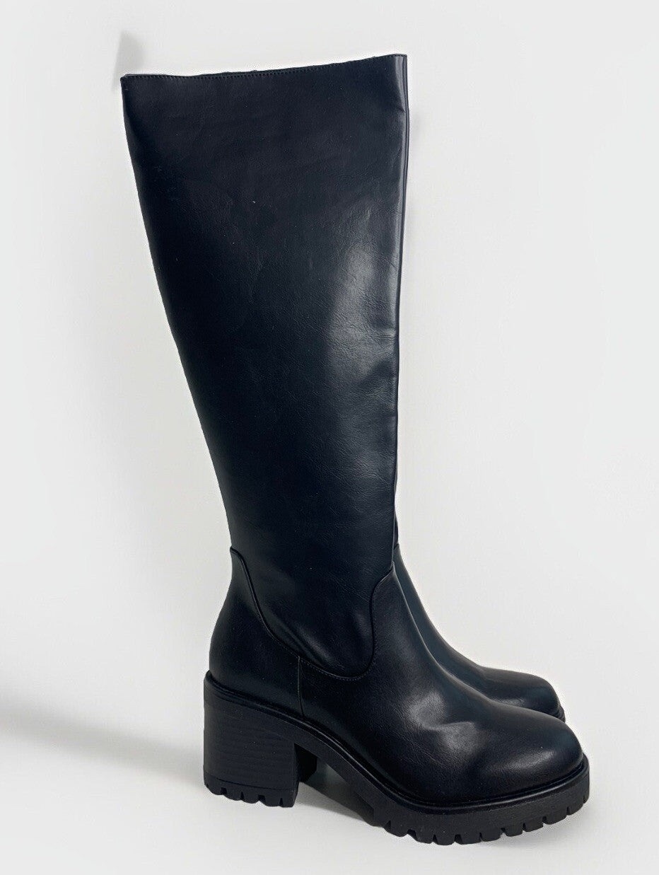 Schwarze Buffalo Plateau-Stiefel in Größe 41 in seitlicher Ansicht