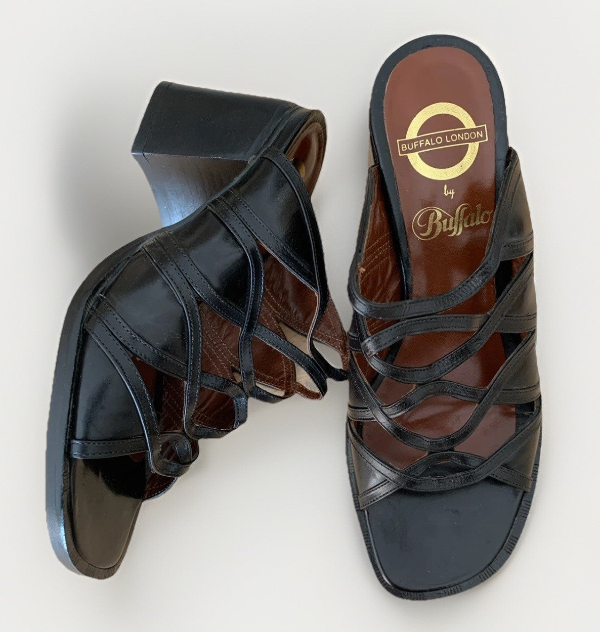 Paar Buffalo Riemchen-Clogs in Schwarz und Braun, Vintage-Modell, seitlich