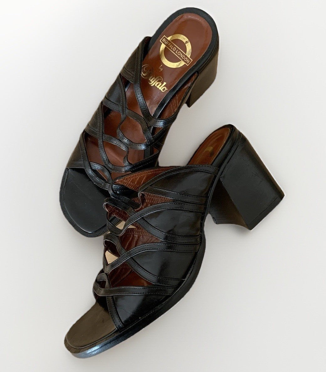 Seitliche Ansicht der Buffalo Plateau-Sandalen mit Blockabsatz