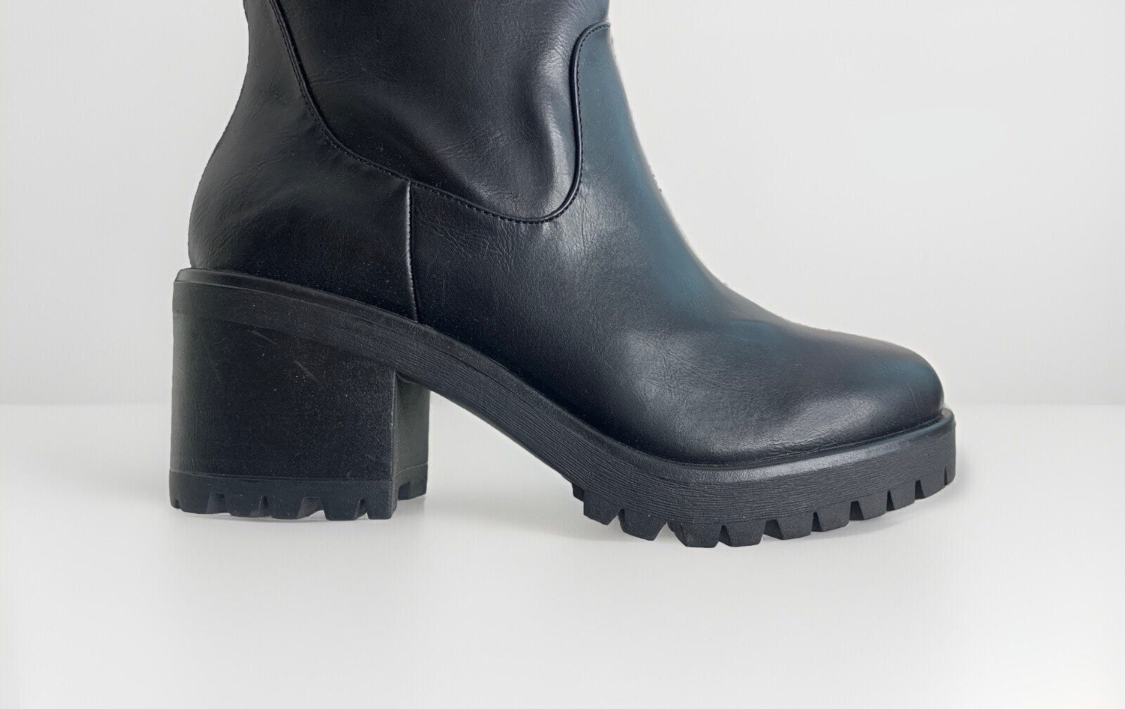 Blockabsatz der Buffalo Stiefel in Schwarz