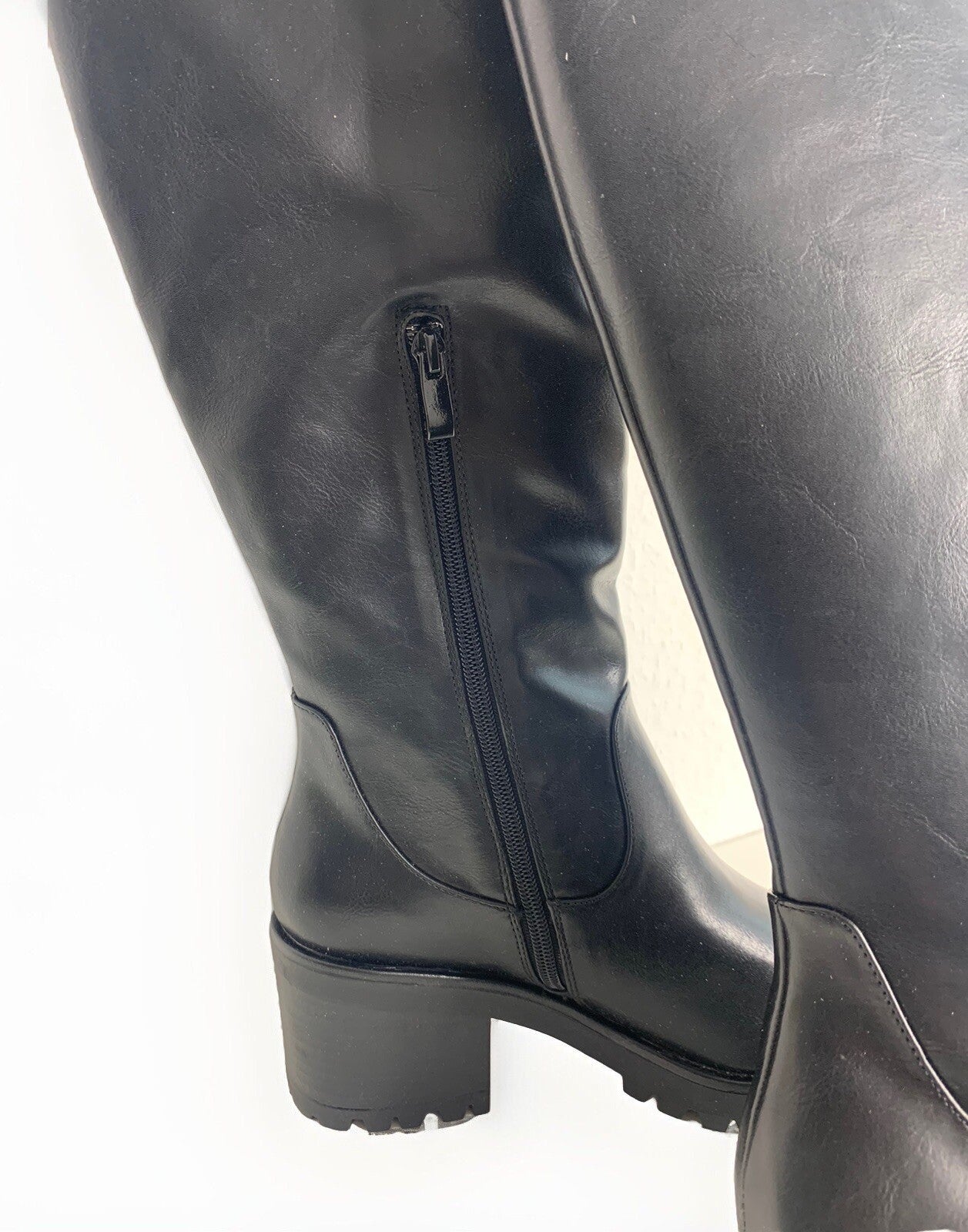 Detailaufnahme des Reißverschlusses der Buffalo Stiefel