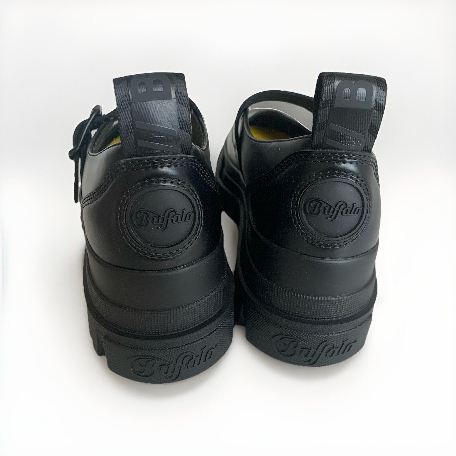 Fersenansicht der Buffalo Vegan Aspha Mary Jane Sandalen