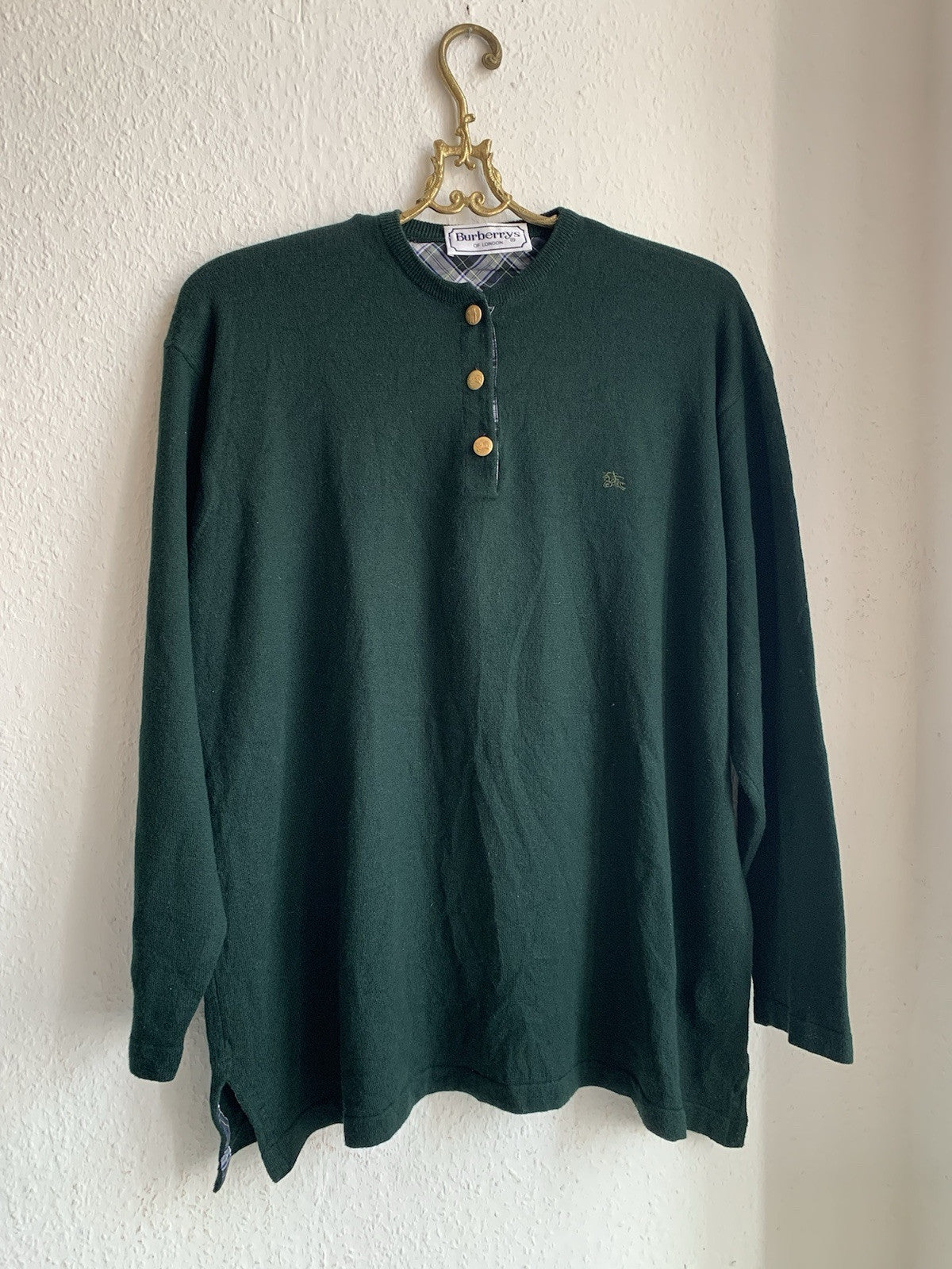 Dunkelgrüner Burberry Vintage Pullover frontal fotografiert