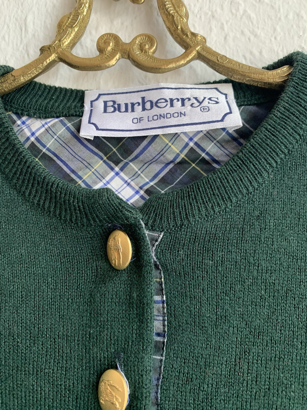 Detailaufnahme Burberry Knopfleiste mit Logo-Goldknöpfen